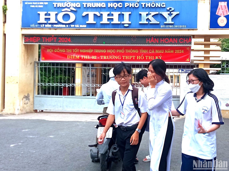 Sĩ tử tại Điểm thi Trường THPT Hồ Thị Kỷ hồ hởi ra về sau phần thi đầu tiên môn Ngữ Văn.