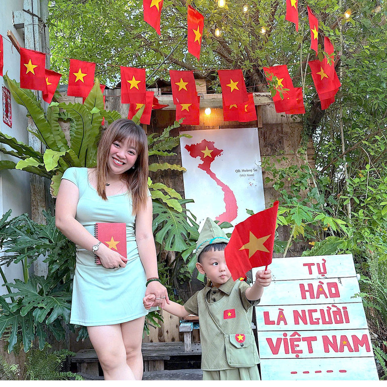 Cháu nhỏ cùng người thân "đu trend" trong trang phục "màu cờ sắc áo" hưởng ứng ngày lễ lớn của dân tộc sắp diễn ra. Cháu nhỏ cùng người thân "đu trend" trong trang phục "màu cờ sắc áo" hưởng ứng ngày lễ lớn của dân tộc sắp diễn ra.