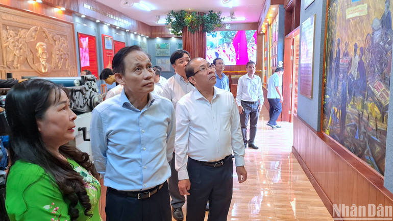 Đồng chí Lê Hoài Trung tham quan khu trưng bày tại cụm Bia Ban Ấn loát đặc biệt Nam Bộ và Bia Nhiếp - Điện ảnh giải phóng miền Tây Nam Bộ.