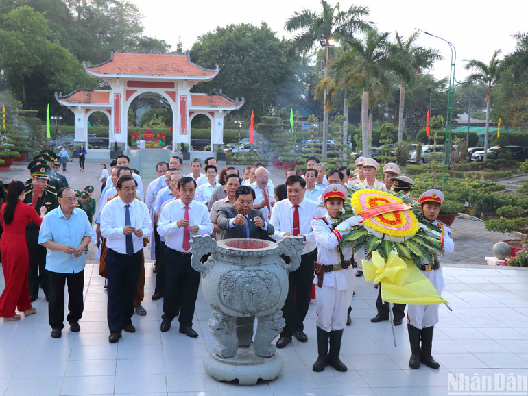 Đại biểu viếng, dâng hương, dâng hoa Chủ tịch Hồ Chí Minh trước khi tham dự buổi họp mặt.