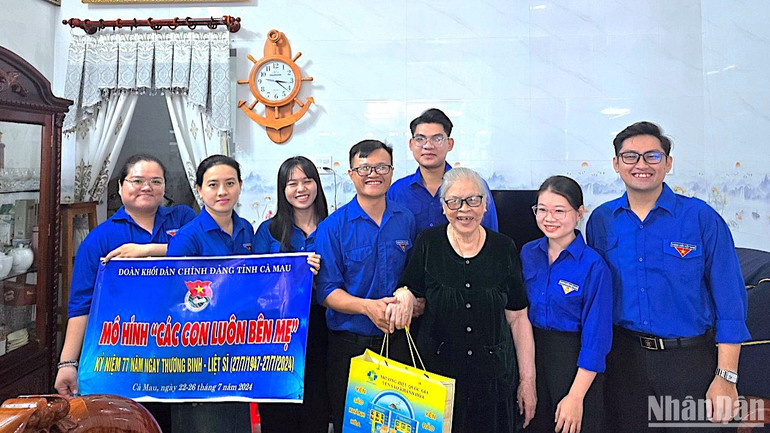 Tỉnh đoàn Cà Mau tham gia hoạt động thăm, tặng quà gia đình có công với cách mạng dịp 27/7. Tỉnh đoàn Cà Mau tham gia hoạt động thăm, tặng quà gia đình có công với cách mạng dịp 27/7.