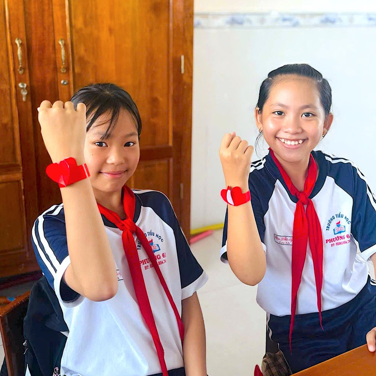 Hai bạn nhỏ Cà Mau trong đồng phục học sinh với điểm nhấn đồng hồ thể hiện tình yêu quê hương, đất nước. Hai bạn nhỏ Cà Mau trong đồng phục học sinh với điểm nhấn đồng hồ thể hiện tình yêu quê hương, đất nước.