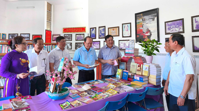 Lãnh đạo tỉnh Cà Mau và huyện Đầm Dơi tham quan không gian trưng bày tư liệu lịch sử tại Nhà truyền thống Đầm Dơi.