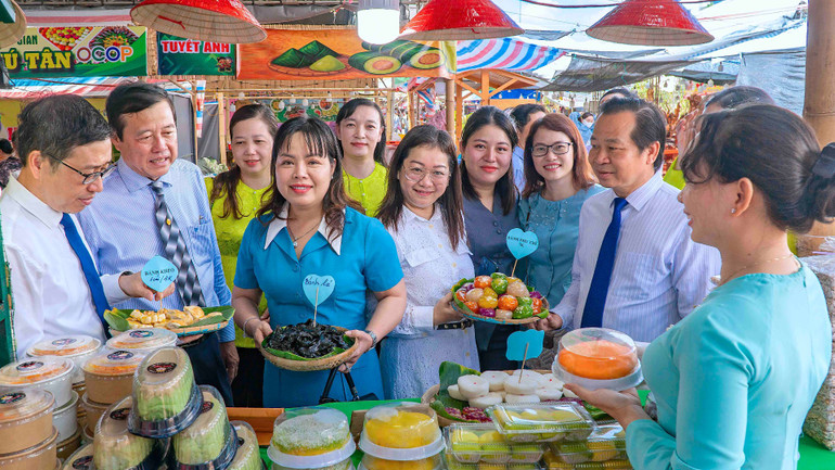 Ban tổ chức tham quan các gian hàng bánh dân gian tổ chức tại Cà Mau.