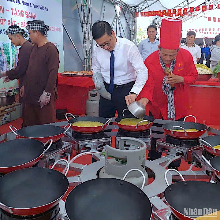 Khách trải nghiệm chế biến bánh xèo tại Ngày hội Bánh dân gian Nam Bộ lần V ở Cà Mau.