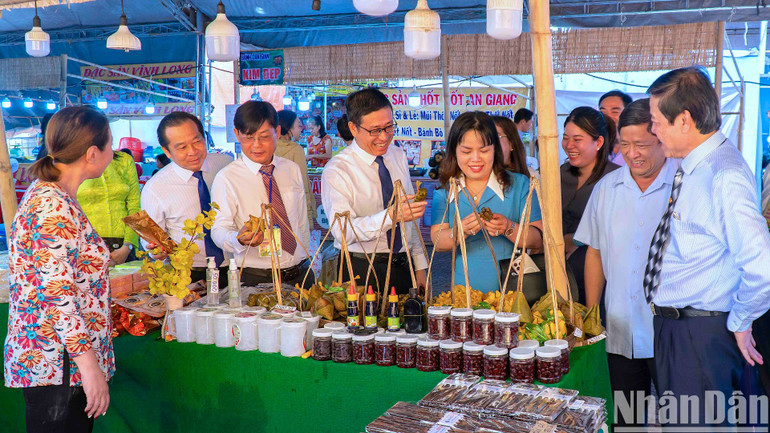 Du khách tham quan Ngày hội Bánh dân gian ở Cà Mau có cơ hội thưởng thức miễn phí bởi mỗi ngày có đến 650 suất bánh gửi tặng khách tham quan.