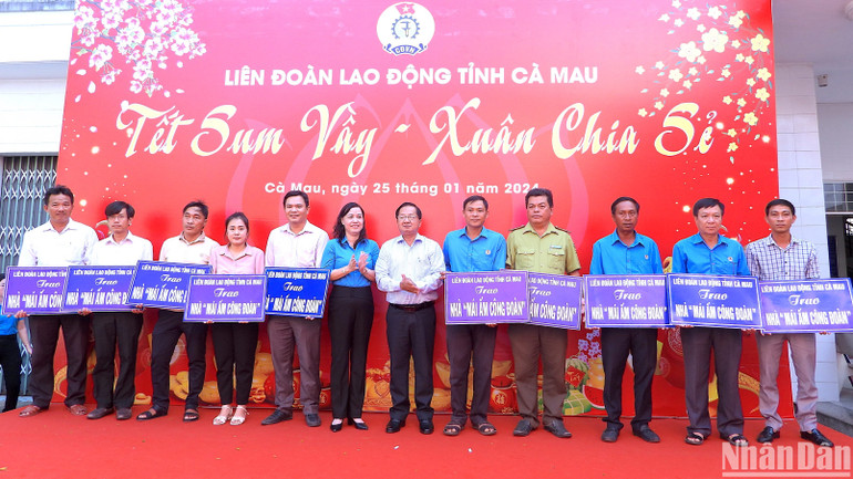 Đại diện lãnh đạo tỉnh Cà Mau và Liên đoàn Lao động tỉnh trao hỗ trợ 17 căn nhà mái ấm công đoàn cho công đoàn viên các cấp trong tỉnh.