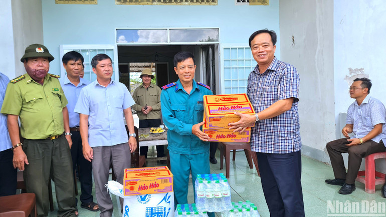 Chủ tịch Ủy ban nhân dân tỉnh Cà Mau thăm hỏi, tặng quà động viên lực lượng canh lửa mùa khô tại Vườn Quốc gia U Minh hạ.