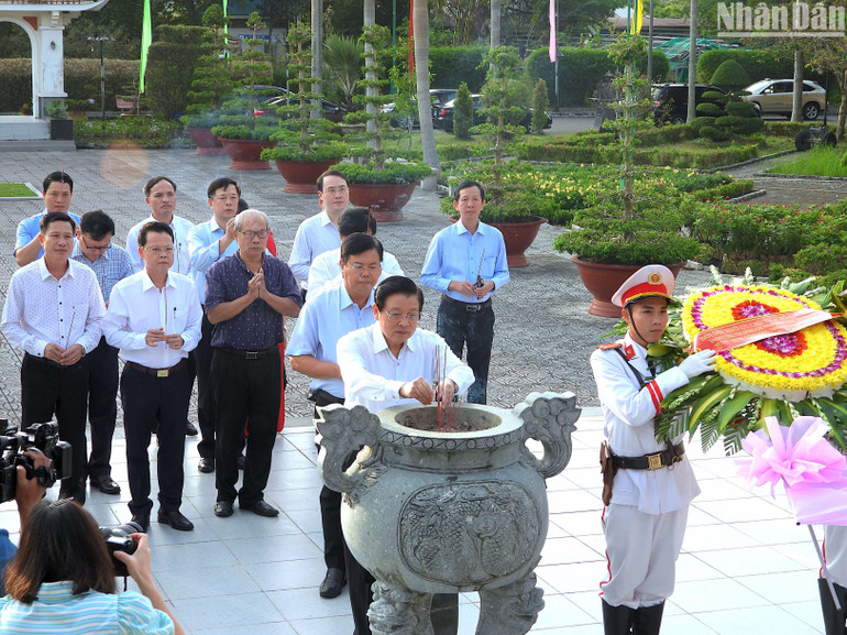 Đồng chí Phan Đình Trạc cùng đoàn công tác của Trung ương và lãnh đạo tỉnh Cà Mau dâng hương Chủ tịch Hồ Chí Minh tại Khu tưởng niệm Bác Hồ (thành phố Cà Mau).