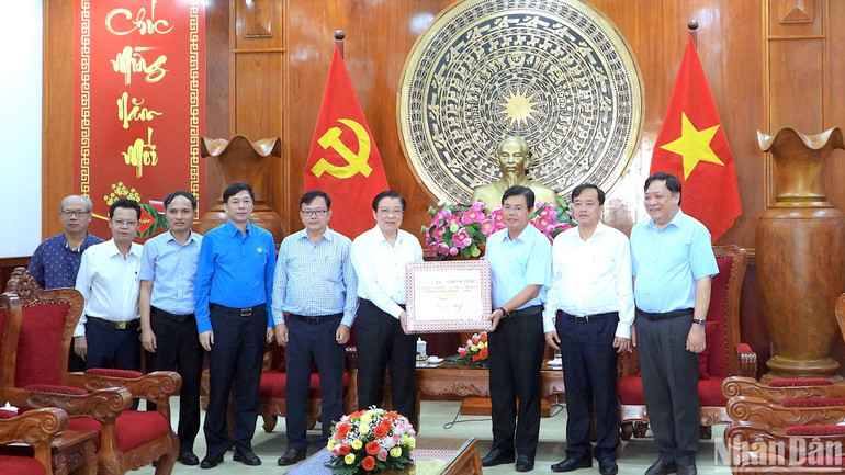 Trưởng Ban Nội chính Trung ương Phan Đình Trạc tặng quà mừng Tết tập thể Đảng bộ tỉnh Cà Mau.