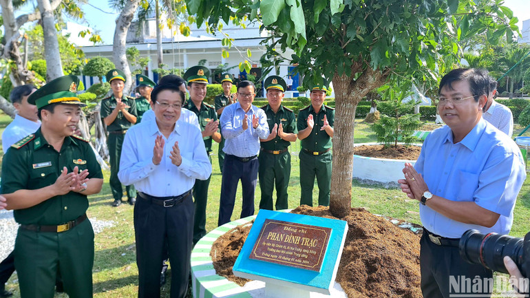 Trưởng Ban Nội chính Trung ương Phan Đình Trạc trồng cây lưu niệm trong khuôn viên Đồn Biên phòng Sông Đốc.