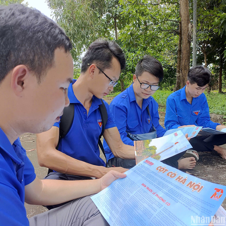 Giới trẻ và đoàn viên Cà Mau tìm hiểu thông tin về Cột cờ Hà Nội do Báo Nhân Dân trao tặng.