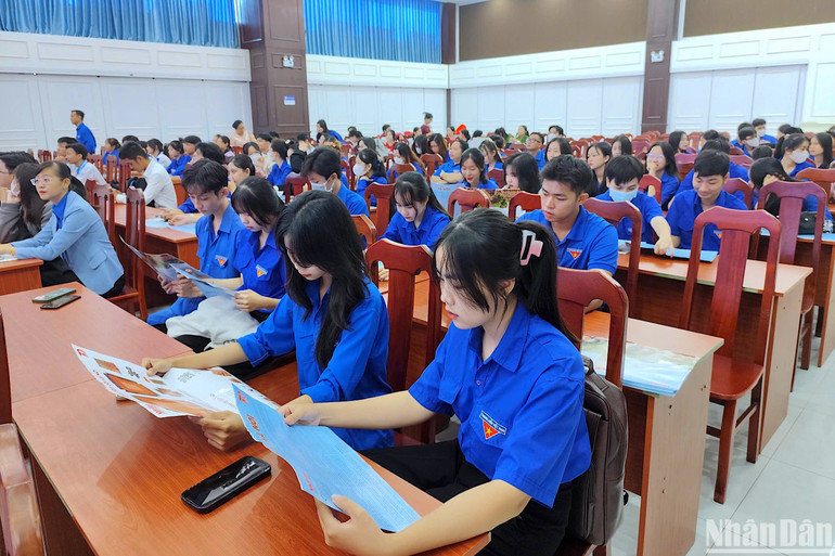 Phụ san Báo Nhân Dân về Cột cờ Hà Nội được tặng miễn phí cho giới trẻ tham dự tại hội thi phòng, chống tác hại thuốc lá tỉnh Cà Mau.