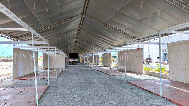 Khu vực trưng bày sản phẩm bên trong hội chợ đã xong “phần cứng” nhưng chưa có hàng hóa của tiểu thương.