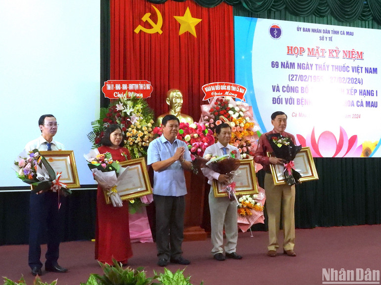 Bí thư Tỉnh ủy Cà Mau Nguyễn Tiến Hải (giữa) trao tặng Huân chương Lao động hạng Ba của Chủ tịch nước cho các thầy thuốc có nhiều đóng góp cho Cà Mau.