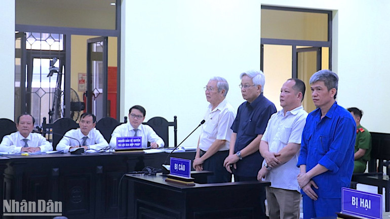 Từ trái qua lần lượt là các bị cáo: Nguyễn Quốc Định, Nguyễn Việt Hùng, Hồ Hoàn Kiếm và Trương Công Long tại phiên tòa sơ thẩm.