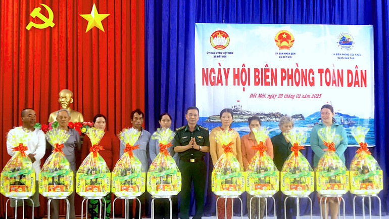 Đại tá Nguyễn Quang Hà, Phó Chính ủy Bộ chỉ huy Bộ đội Biên phòng Cà Mau, tặng quà cho người nghèo, hộ gia đình có hoàn cảnh khó khăn tại Đất Mới.