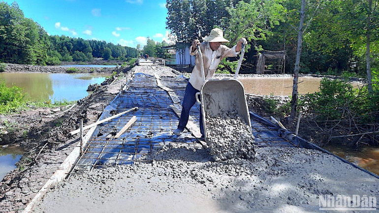 Nguồn hỗ trợ từ các tổ chức, doanh nghiệp giúp huyện Ngọc Hiển xây dựng thêm hàng chục km đường giao thông liên ấp.