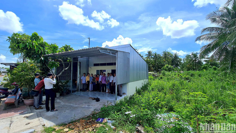 Chương trình xây nhà “Đại đoàn kết” giúp nhiều gia đình bán vé số dạo tại Cà Mau có nơi ở ổn định, tạo động lực vươn lên trong cuộc sống.