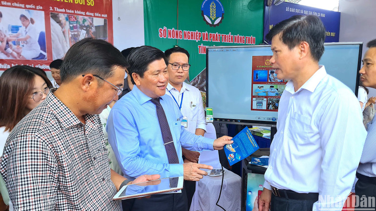 Phó Chủ tịch Ủy ban nhân dân tỉnh Cà Mau Lê Văn Sử (giữa) tham quan các gian hàng Ngày hội Chuyển đổi số.