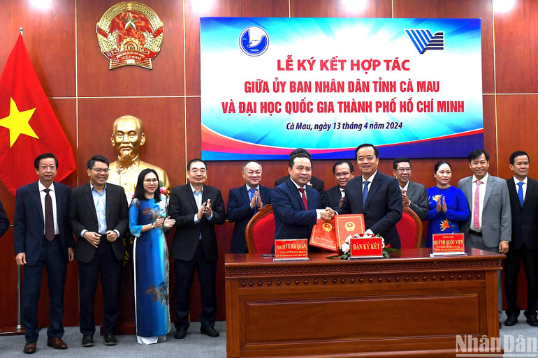 Lãnh đạo tỉnh Cà Mau và Đại học Quốc gia Thành phố Hồ Chí Minh thực hiện ký kết biên bản ghi nhớ hợp tác vào chiều 13/4.