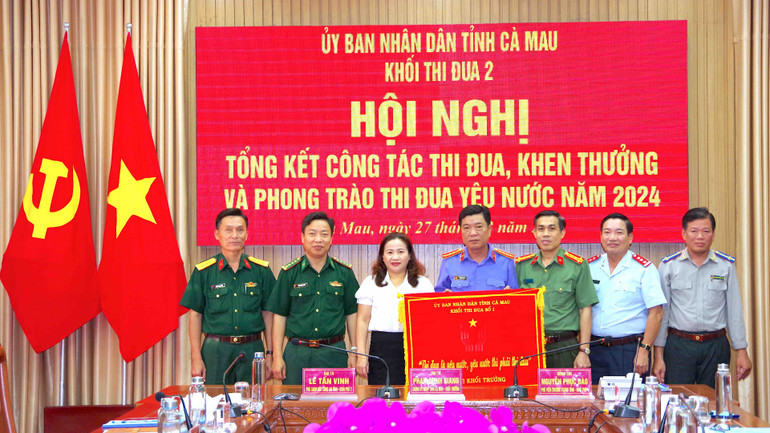 Đại diện Viện Kiểm sát nhân dân tỉnh Cà Mau nhận Cờ bàn giao Khối trưởng Khối thi đua 2 năm 2025.