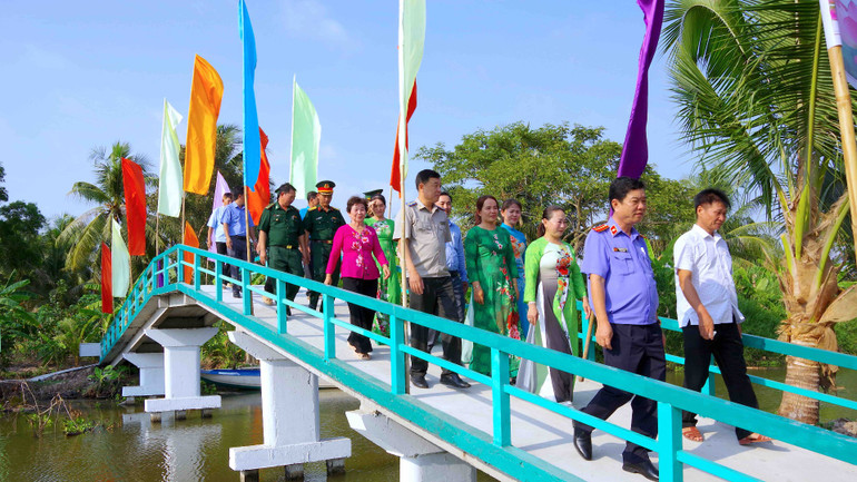 Cầu nông thôn ấp Trùm Thuật (xã Khánh Hải, huyện Trần Văn Thời, tỉnh Cà Mau) do Khối thi đua 2 của tỉnh Cà Mau hỗ trợ xây, giúp người dân đi lại thuận tiện.