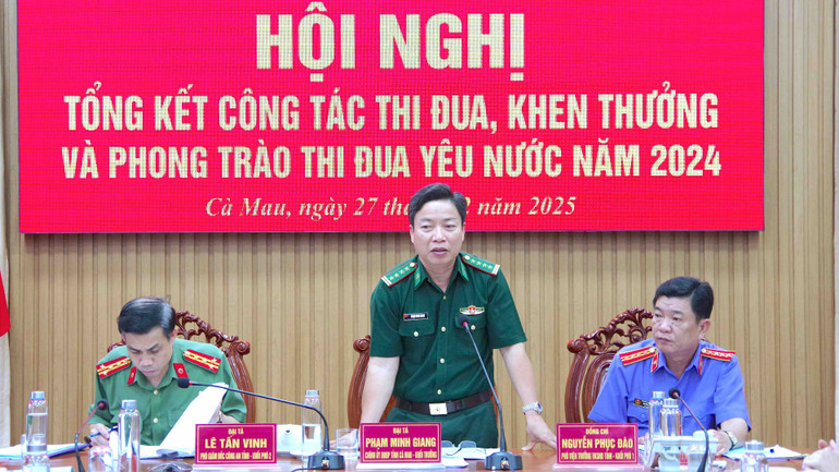 Đại tá Phạm Minh Giang (đứng) phát biểu tại hội nghị.