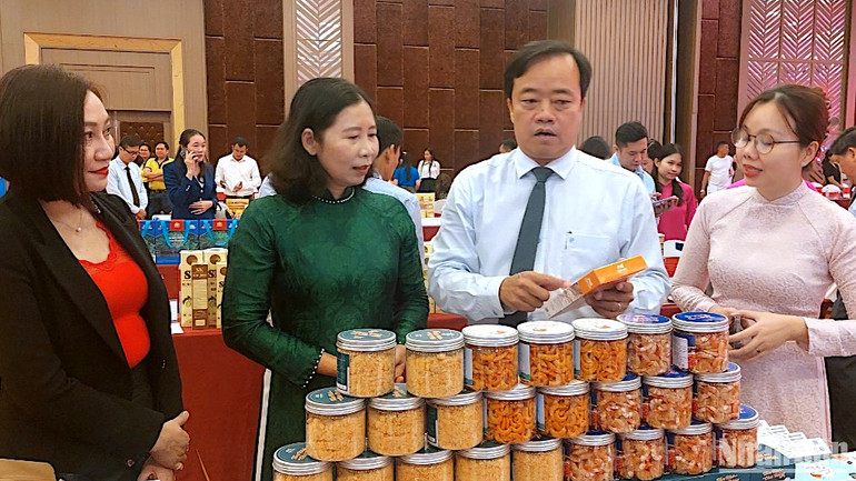 Chủ tịch Ủy ban nhân dân tỉnh Cà Mau Huỳnh Quốc Việt (giữa) giới thiệu những mặt hàng đặc sản của Cà Mau với doanh nghiệp Trung Quốc. Chủ tịch Ủy ban nhân dân tỉnh Cà Mau Huỳnh Quốc Việt (giữa) giới thiệu những mặt hàng đặc sản của Cà Mau với doanh nghiệp Trung Quốc.