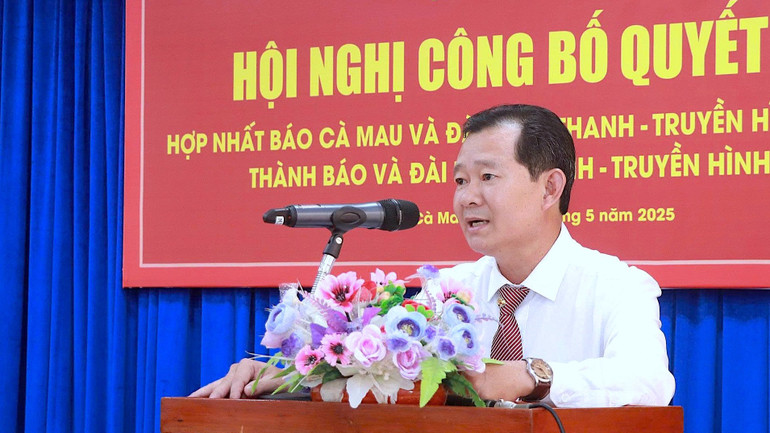 Nhà báo Ngô Minh Toàn, Phó Tổng Biên tập điều hành Báo và Đài Phát thanh-Truyền hình Cà Mau phát biểu tiếp nhận nhiệm vụ.