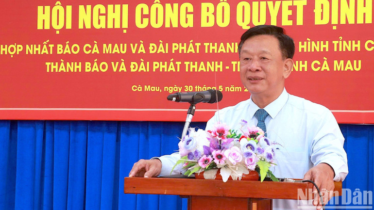 Ủy viên Ban Thường vụ Tỉnh ủy, Trưởng Ban Tuyên giáo và Dân vận Tỉnh ủy Cà Mau Hồ Trung Việt phát biểu tại lễ trao quyết định hợp nhất báo và đài tại Cà Mau.