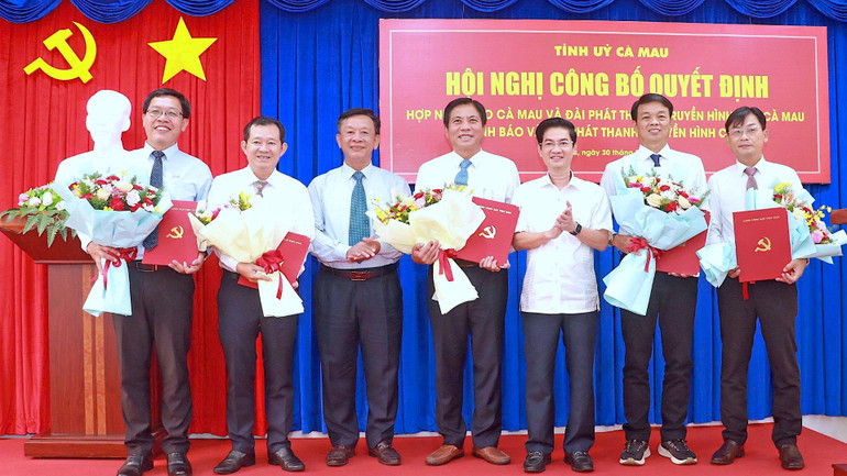 Ban Biên tập Báo và Đài Phát thanh-Truyền hình Cà Mau có 5 người (cầm hoa), trong đó có 3 người từng là lãnh đạo Ban Biên tập Báo Cà Mau.