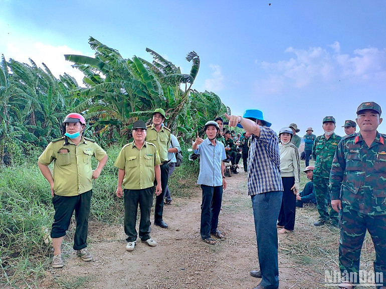 Phó Chủ tịch Ủy ban nhân dân tỉnh Cà Mau chỉ đạo hiện trường chữa cháy tại 1 trong 5 mũi cháy rừng vào chiều 10/4.