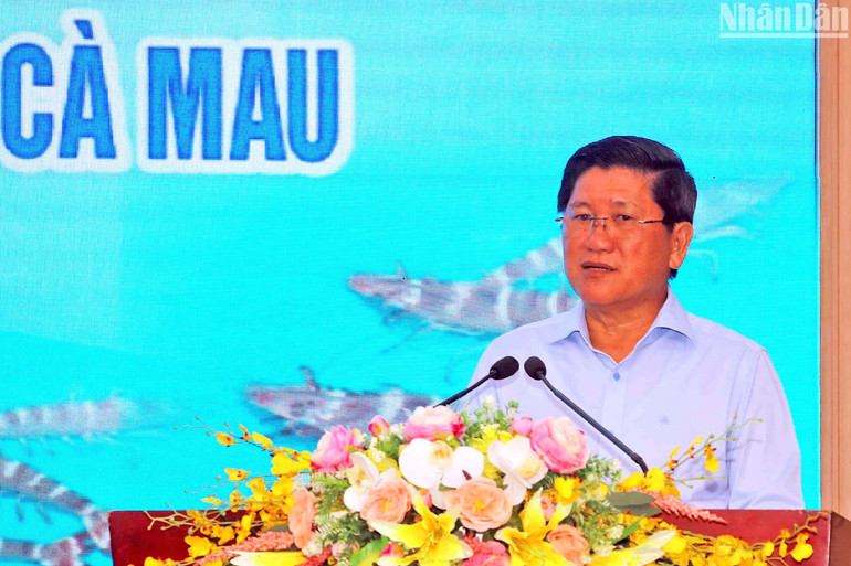 Phó Chủ tịch Ủy ban nhân dân tỉnh Cà Mau Lê Văn Sử tham gia ý kiến tại hội thảo.