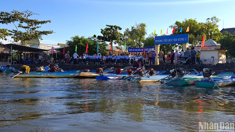 Còn nhiều nơi tại Cà Mau, phụ huynh đưa rước con em mình đến trường bằng phương tiện thủy gia dụng nhưng các em vẫn quyết tâm bám trường, bám lớp. Còn nhiều nơi tại Cà Mau, phụ huynh đưa rước con em mình đến trường bằng phương tiện thủy gia dụng nhưng các em vẫn quyết tâm bám trường, bám lớp.