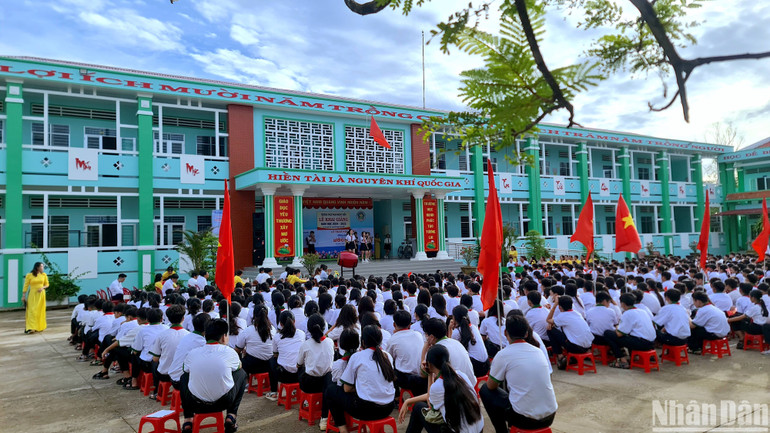 Thời tiết nắng tốt tạo điều kiện thuận lợi cho buổi lễ khai giảng diễn ra thuận lợi tại vùng sông nước Cà Mau.