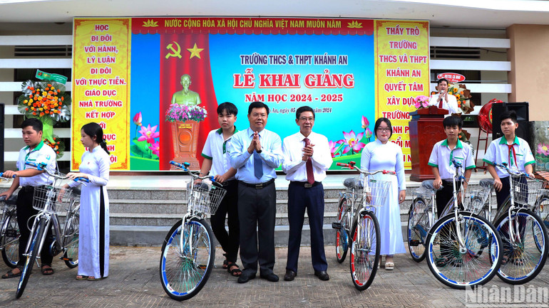 Ủy viên Trung ương Đảng, Bí thư Tỉnh ủy Cà Mau Nguyễn Tiến Hải (cà vạt xanh) tặng 25 xe đạp cho các em học sinh có hoàn cảnh khó khăn tại Trường THCS và THPT Khánh An.