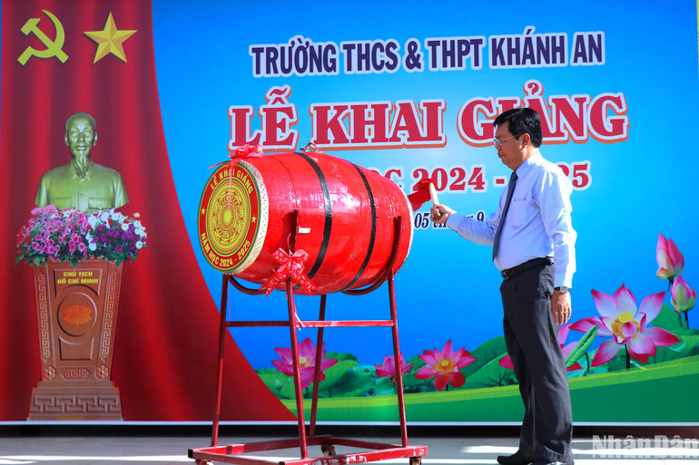 Ủy viên Trung ương Đảng, Bí thư Tỉnh ủy Cà Mau Nguyễn Tiến Hải đánh trống khai giảng năm học mới 2024-2025 tại Trường THCS và THPT Khánh An.