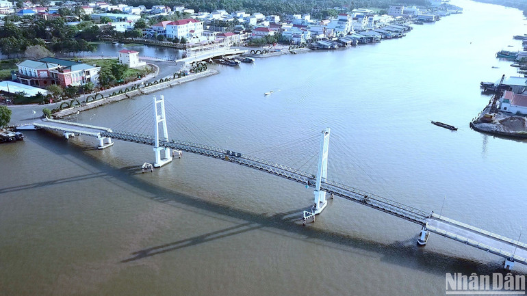 Cầu treo dân sinh bắt ngang thị trấn Trần Văn Thời khi chưa bị hư hỏng.