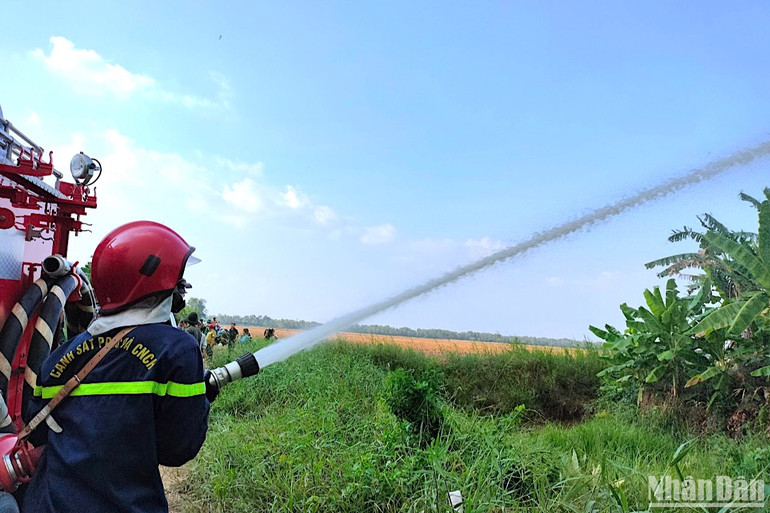 Nỗ lực dập lửa tại Nông trường 402 vào chiều 10/4.