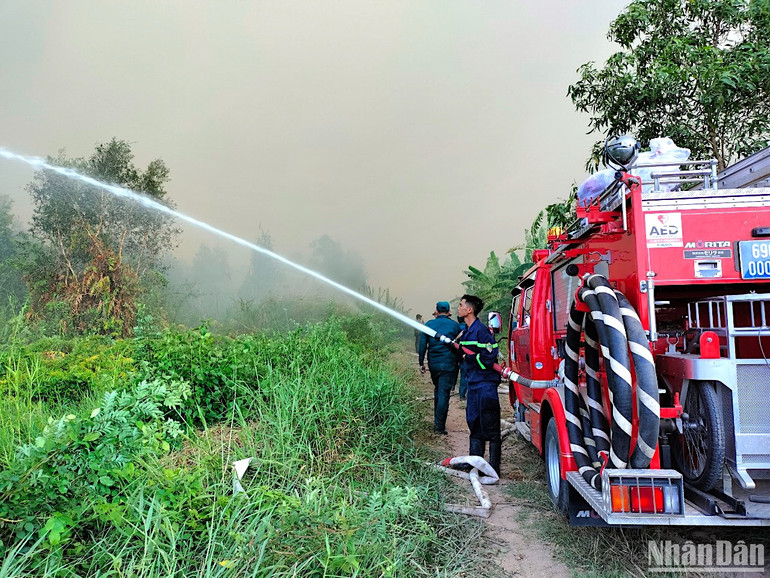 3 xe chữa cháy chuyên dụng được tăng cường tham gia dập lửa tại Nông trường 402.