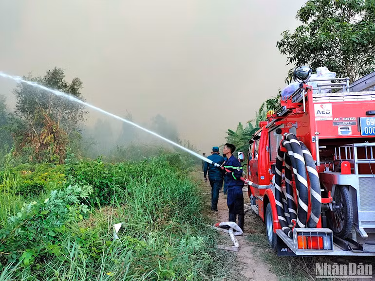 3 xe chữa cháy chuyên dụng được tăng cường tham gia dập lửa tại Nông trường 402. 3 xe chữa cháy chuyên dụng được tăng cường tham gia dập lửa tại Nông trường 402.