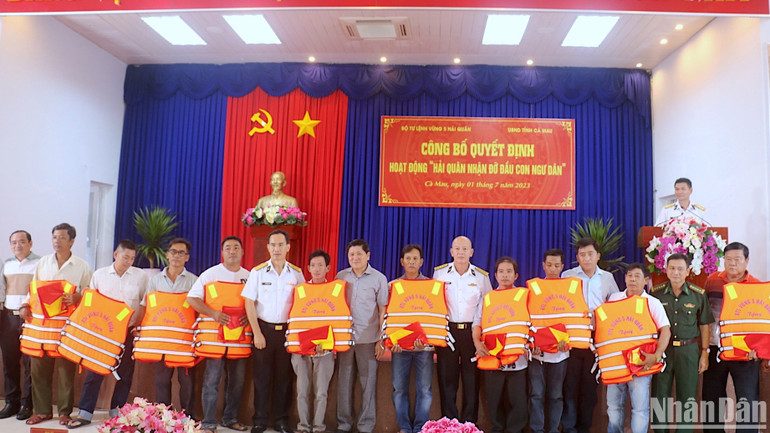 Bộ Tư lệnh Vùng 5 Hải quân trao tặng áo phao cứu sinh, cờ Tổ quốc cho gia đình ngư dân miền biển Cà Mau.