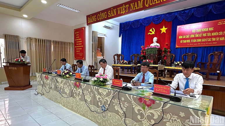 Các đại biểu là nhà khoa học, lãnh đạo tại các địa phương vùng Tây Nam Bộ phát biểu tham luận tại hội thảo.
