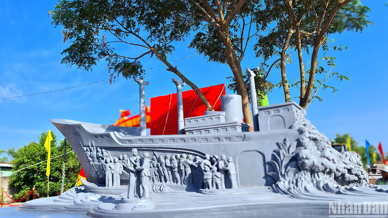 Mô hình thu nhỏ tượng đài kỷ niệm chuyến tàu tập kết ra bắc năm 1954.