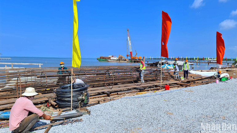 Khu vực triển khai xây dựng cụm công trình Tượng đài kỷ niệm chuyến tàu tập kết ra bắc tại Sông Đốc (tỉnh Cà Mau).