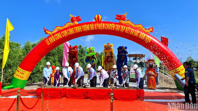 Lãnh đạo tỉnh Cà Mau thực hiện nghi thức khởi công cụm công trình Tượng đài kỷ niệm chuyến tàu tập kết ra bắc năm 1954.