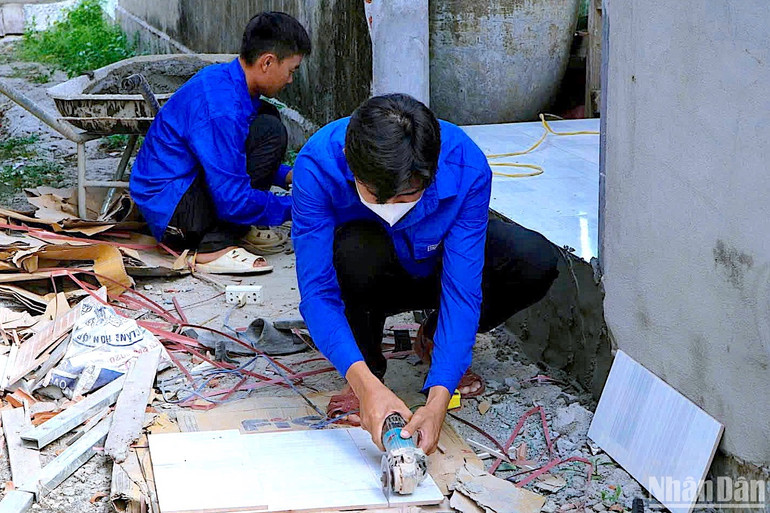 Các bạn đoàn viên Cà Mau hỗ trợ ngày công lao động giúp hộ dân lát gạch nhà mới.