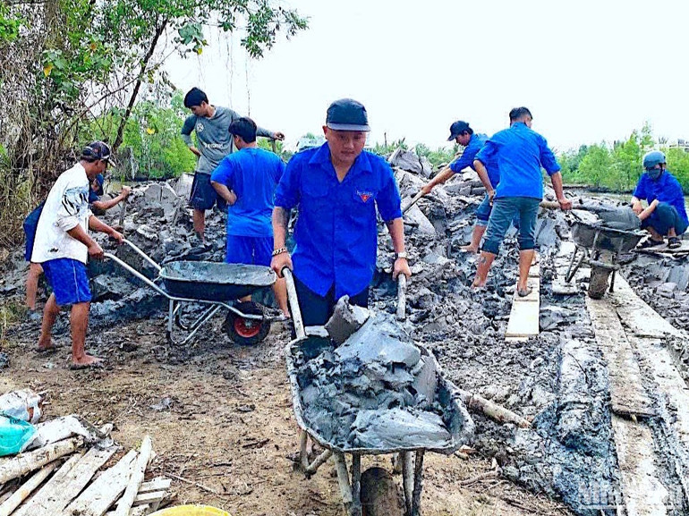 "Tuổi trẻ" Cà Mau hỗ trợ ngày công giúp chủ hộ đắp đất nền nhà.