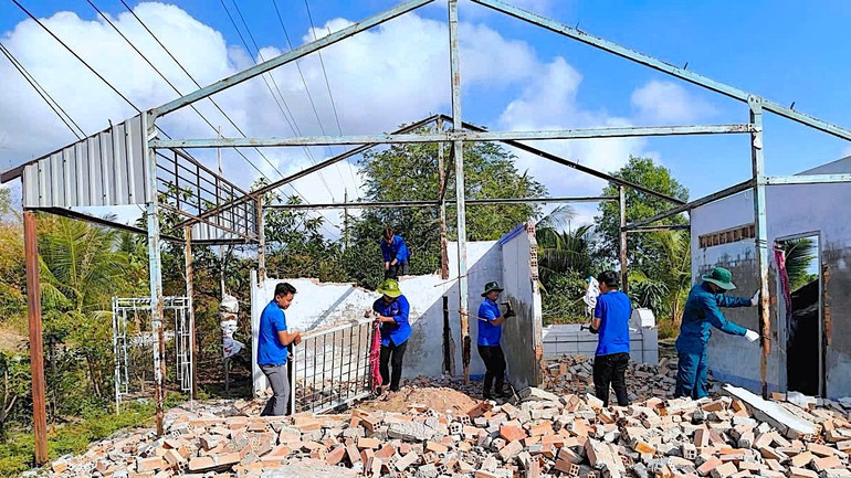 "Áo xanh" tình nguyện Cà Mau hỗ trợ tháo dỡ nhà cũ giúp dân để có mặt bằng xây dựng nhà mới.